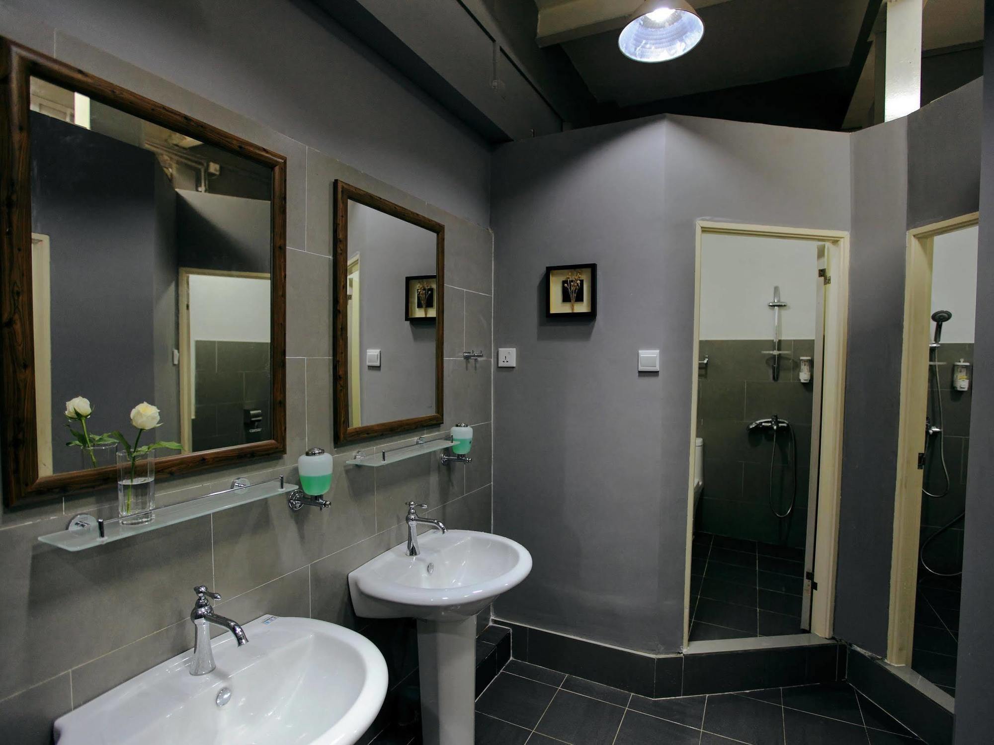 Four Rivers Youth Hostel 仰光 外观 照片